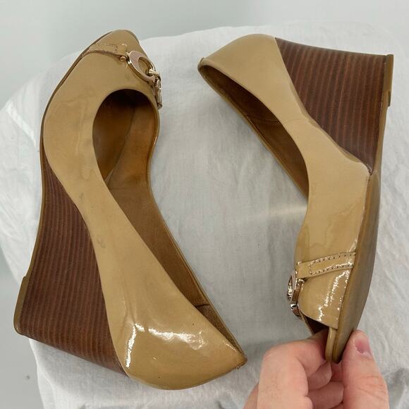 VTG y2k Women's Tan Patent Leather COACH Elora Wedge Peep Toe Buckle Sandals 9M - Picture 4 of 8